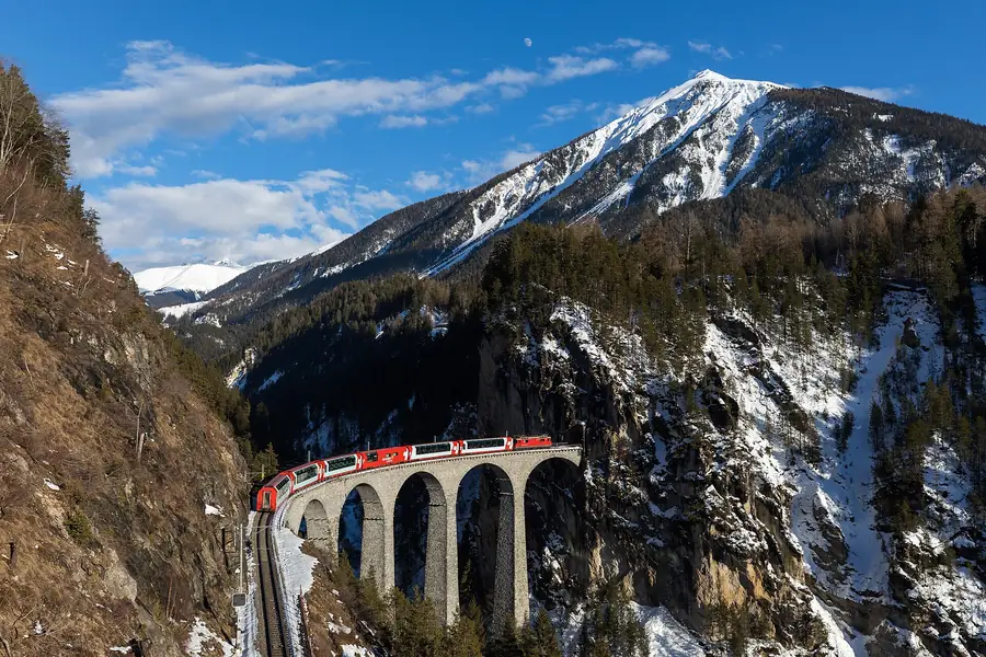 Tren rojo cruzando el viaducto de Landwasser